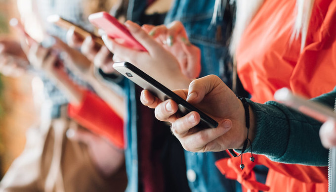 뇌  과부하를 초래하는 스마트폰 사용 패턴