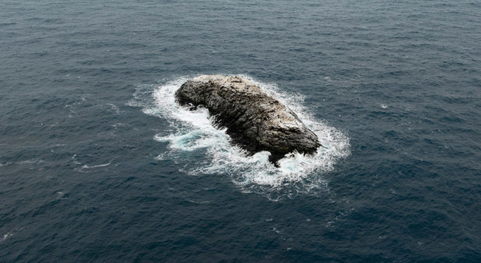극지 연구원들, 폭풍 피신 중에 미지의 섬 발견